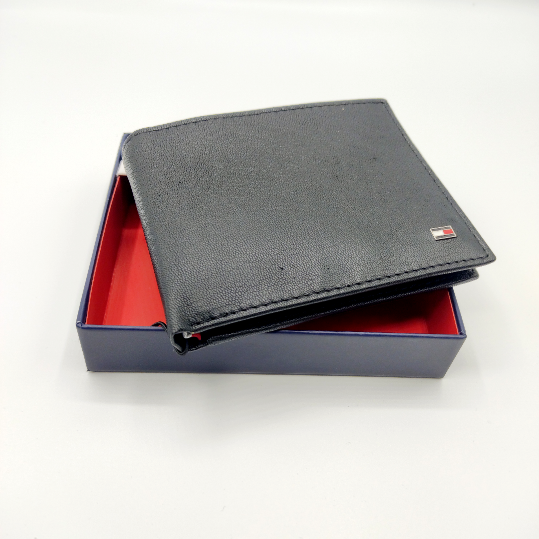 Tommy Hilfiger Jeffery Passcase (SIU) - Shams Shopping Centre Shams Shopping Centre  