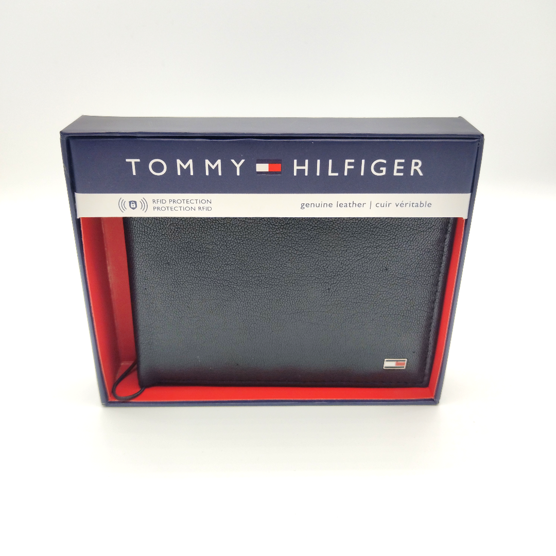 Tommy Hilfiger Jeffery Passcase (SIU) - Shams Shopping Centre Shams Shopping Centre  